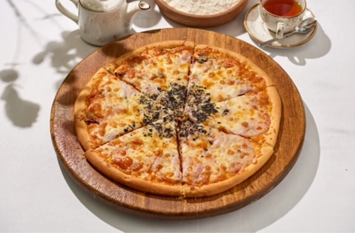 Пицца с ветчиной и грибами