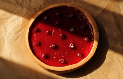 Тарт с творогом и вишневым джемом